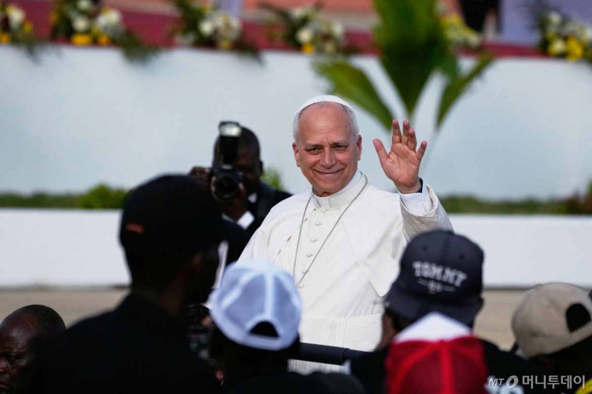 [무시마=AP/뉴시스] 레오 14세 교황이 19일(현지 시간) 앙골라 무시마의 성모 마리아 순례지 '마마 무시마' 성소 앞 광장에 도착해 손을 흔들고 있다. 2026.04.20. /사진=민경찬