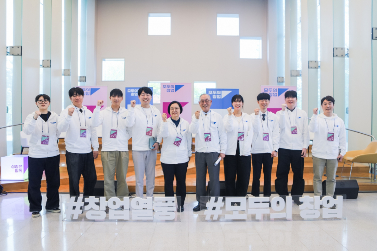 한성숙 중기부 장관(가운데 왼쪽)과 강일구 호서대 총장(가운데 오른쪽)이 토크콘서트 후 기념촬영하고 있다./사진제공=호서대