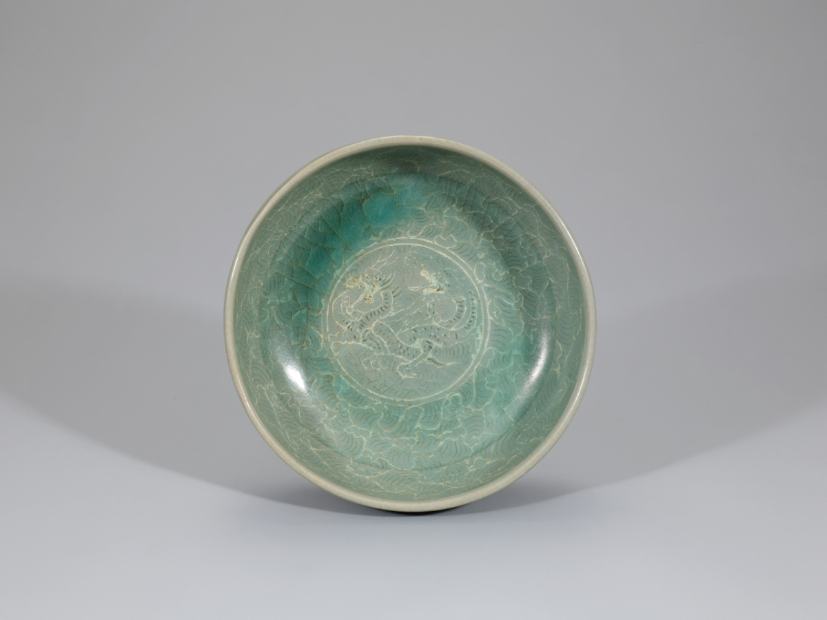 청자 상감쌍룡국화문 반. / 사진제공 = 국가유산청