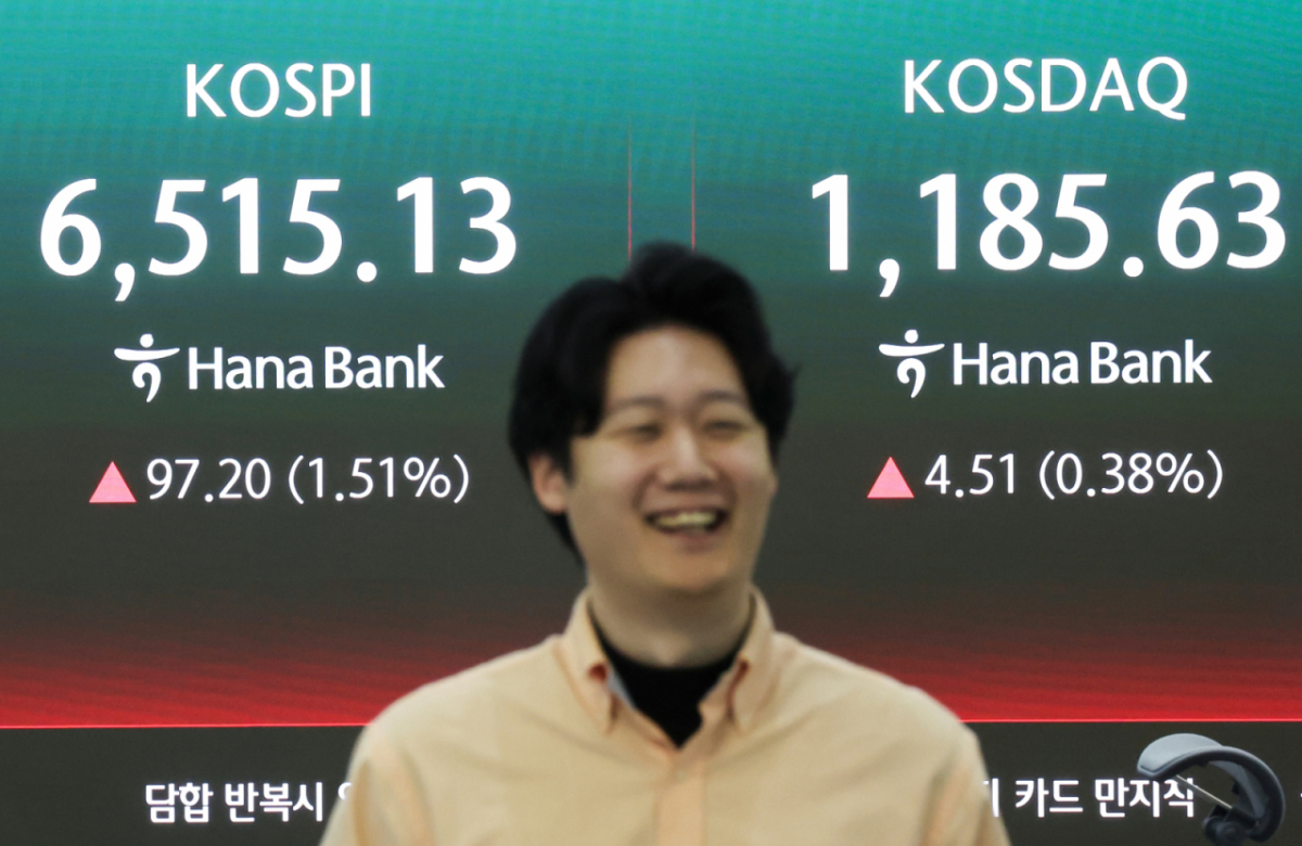 (서울=뉴스1) 임지훈 인턴기자 = 코스피가 연일 최고치를 경신하며 상승 출발한 23일 오전 서울 중구 하나은행 딜링룸 전광판에 코스피와 코스닥 지수가 표시되고 있다.   이날 코스피는 전 거래일 대비 70.90포인트(1.10%) 상승한 6488.83에, 코스닥은 7.98포인트(0.68%) 상승한 1189.1로 개장했다. 2026.4.23/뉴스1  Copyright © 뉴스1. All rights reserved. 무단 전재 및 재배포,  AI학습 이용 금지. /사진=(서울=뉴스1) 임지훈 인턴기자