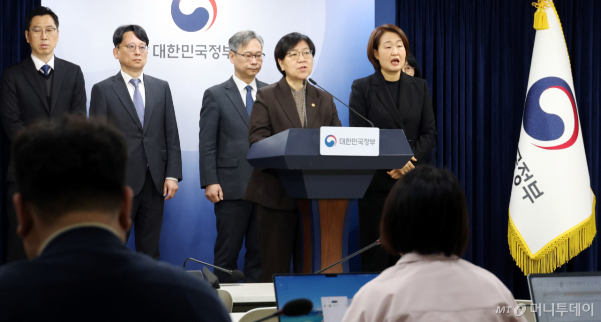 정은경 보건복지부 장관이 7일 오전 서울 종로구 정부서울청사에서 의료제품 수급대응 관계부처 합동 브리핑을 하고 있다./사진=[서울=뉴시스]