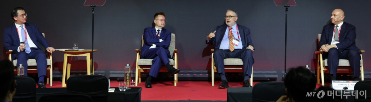 앤소니 킴 헤리티지재단 국제경제 선임연구원 및 국제협력매니저, 나일 가디너 헤리티지재단 마가렛 대처 자유 센터장, 피에로 토지 아메리카 퍼스트 정책 연구소 중국정책 선임 디렉터, 대니 메자 글로벌 비즈니스 얼라이언스 무역정책 디렉터가 23일 영등포구 콘래드 서울에서 머니투데이 주최로 진행된 '2026 키플랫폼' 개막총회 '패권 제로의 시대: Lean 네이티브 AI 한국 제조업 진화의 키'에서 '끓는 세계, 분노 이후의 질서: 에너지·기술 패권의 향방'에 대한 대담을 하고 있다. /사진=이기범 기자 leekb@