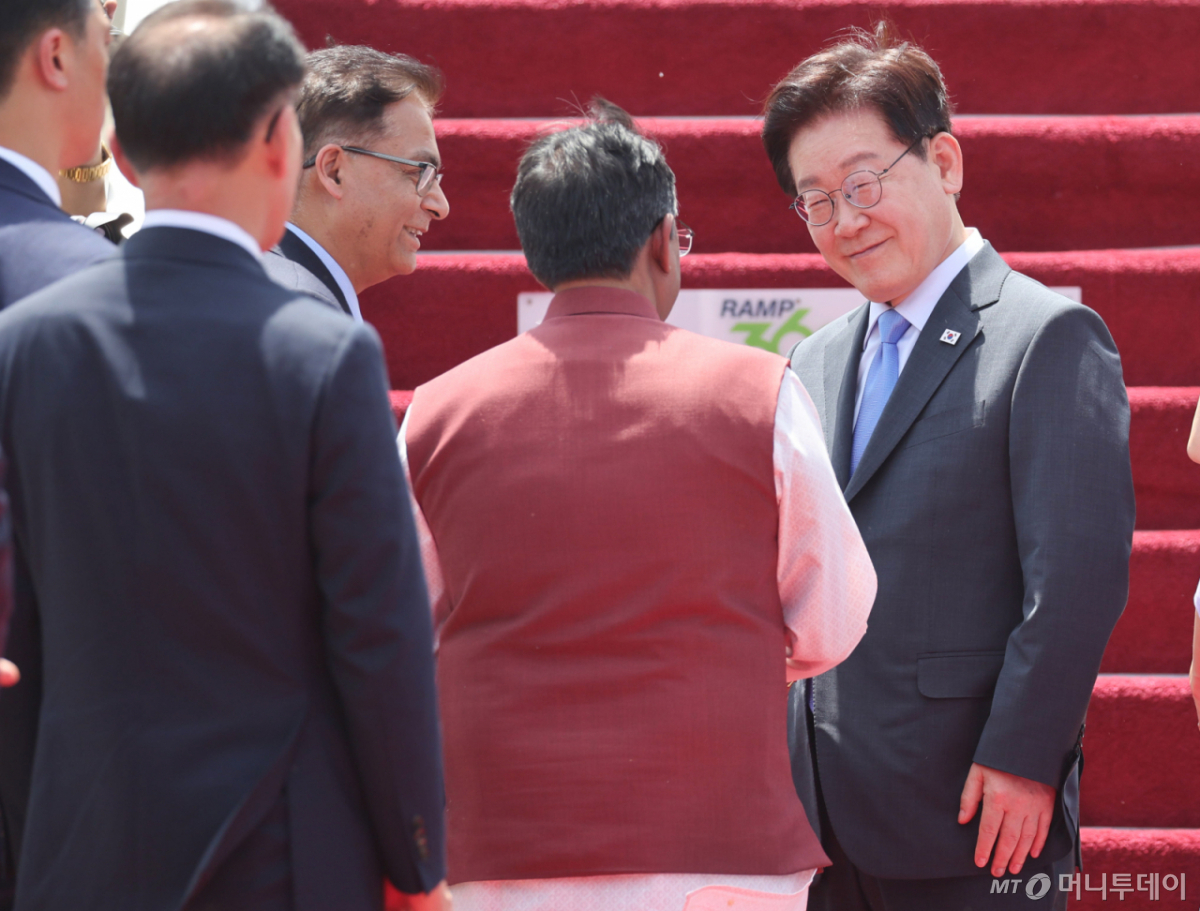 (뉴델리(인도)=뉴스1) 이재명 기자 = 인도 국빈 방문을 마친 이재명 대통령이 21일(현지시간) 뉴델리 팔람 군비행장에서 베트남행 공군 1호기 탑승 전 환송 인사들과 인사하고 있다. 2026.4.21/뉴스1  Copyright © 뉴스1. All rights reserved. 무단 전재 및 재배포,  AI학습 이용 금지. /사진=(뉴델리(인도)=뉴스1) 이재명 기자