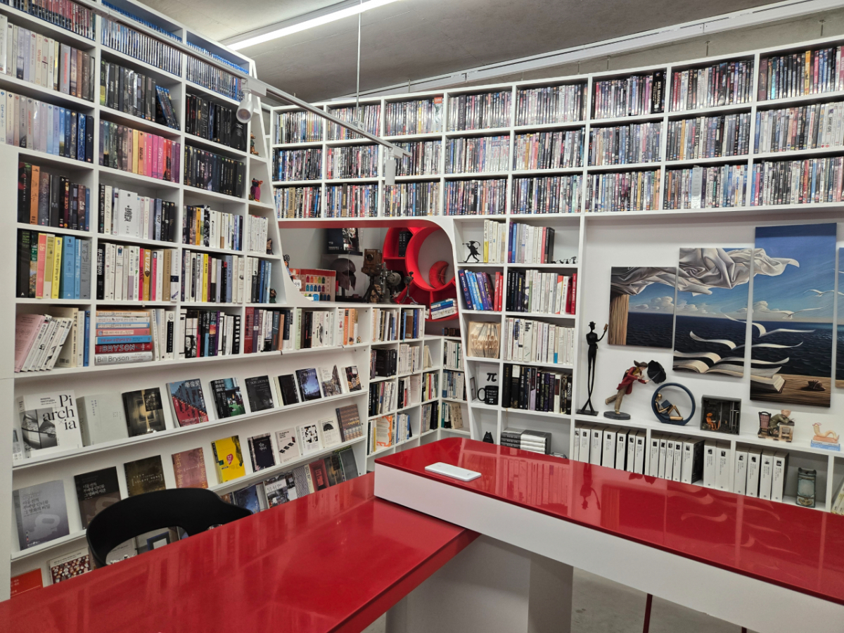 이동진 영화평론가의 애장품이 모인 '파이아키아' 공간 일부./사진=이찬종 기자