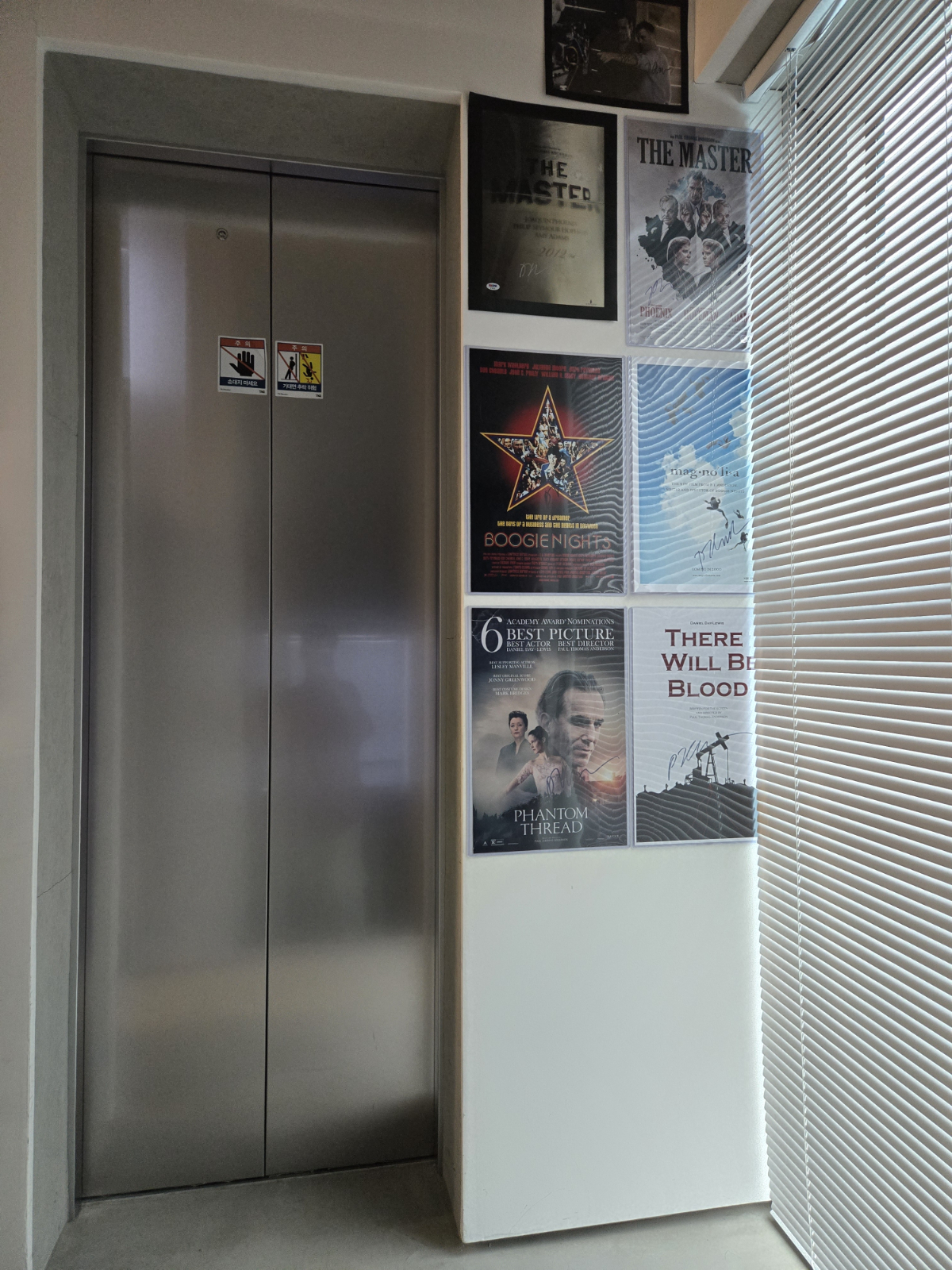 이동진 평론가가 폴 토마스 앤더슨 감독의 영화 포스터를 모아 둔 'PTA존'. 얼마 전 '원 배틀 애프터 어나더' 리뷰 영상을 찍었다./사진=이찬종 기자