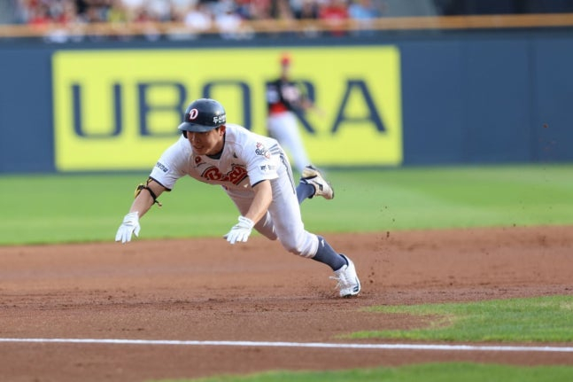 슬라이딩하는 정수빈. /사진=두산 베어스