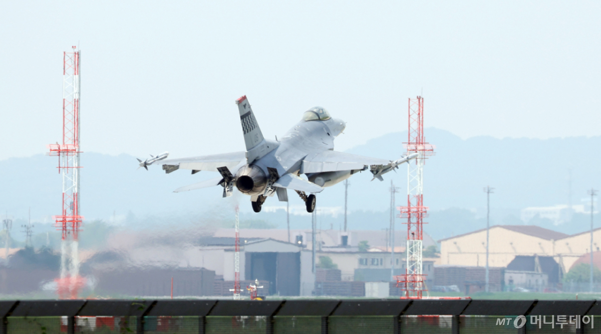(평택=뉴스1) 김영운 기자 = '을지 자유의 방패(UFS·을지프리덤실드) 2025년 훈련'을 실시한 18일 경기 평택시 주한미군 오산공군기지에서 F-16 전투기가 착륙하고 있다.  2025.8.18/뉴스1  Copyright © 뉴스1. All rights reserved. 무단 전재 및 재배포,  AI학습 이용 금지. 