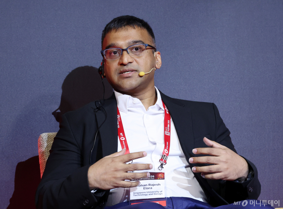 모한 라제쉬 엘라라 싱가포르 기술디자인대학교 교수가 23일 영등포구 콘래드 서울에서 머니투데이 주최로 진행된 '2026 키플랫폼' 개막총회 '패권 제로의 시대: Lean 네이티브 AI 한국 제조업 진화의 키'에서 '피지컬 AI와 한국 산업의 미래: 가능성과 현실 사이'에 대해 대담을 하고 있다. /사진=김창현 기자 chmt@