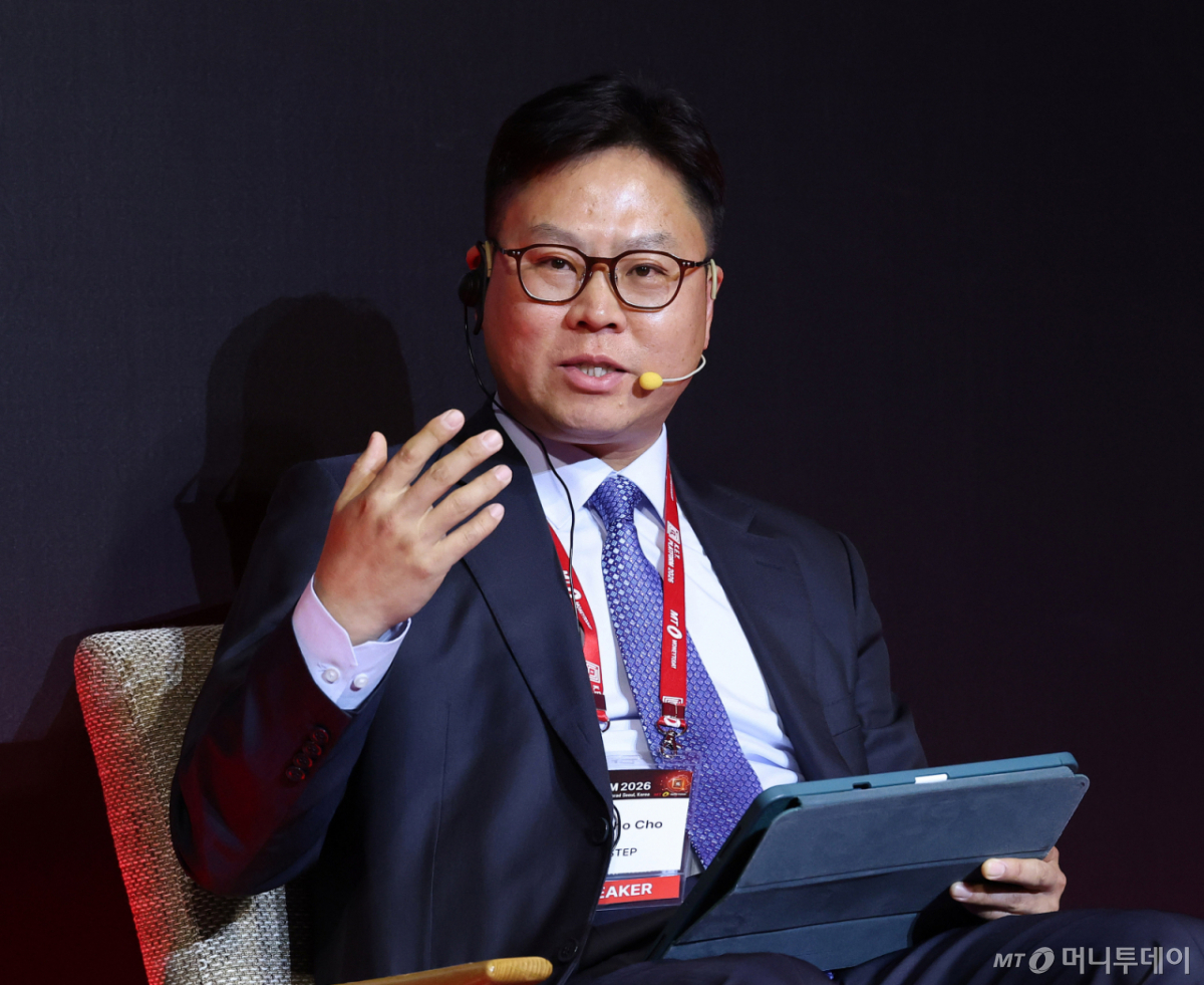 조성호 한국과학기술기획평가원 센터장이 23일 영등포구 콘래드 서울에서 머니투데이 주최로 진행된 '2026 키플랫폼' 개막총회 '패권 제로의 시대: Lean 네이티브 AI 한국 제조업 진화의 키'에서 '피지컬 AI와 한국 산업의 미래: 가능성과 현실 사이'에 대해 대담을 하고 있다. /사진=김창현 기자 chmt@