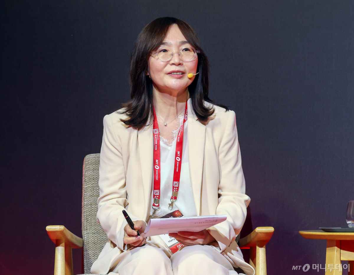 윤혜선 한양대학교 법학전문대학원 교수가 23일 영등포구 콘래드 서울에서 머니투데이 주최로 진행된 '2026 키플랫폼' 개막총회 '패권 제로의 시대: Lean 네이티브 AI 한국 제조업 진화의 키'에서 '피지컬 AI와 한국 산업의 미래: 가능성과 현실 사이' 대담을 진행하고 있다. /사진=김창현 기자 chmt@