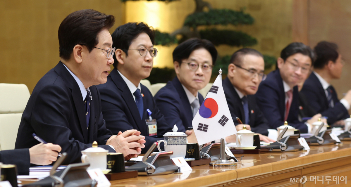 (하노이(베트남)=뉴스1) 이재명 기자 = 베트남을 국빈 방문 중인 이재명 대통령이 23일(현지시간) 하노이 총리실에서 레 민 흥 총리와 면담하고 있다. 2026.4.23/뉴스1  Copyright © 뉴스1. All rights reserved. 무단 전재 및 재배포,  AI학습 이용 금지. /사진=(하노이(베트남)=뉴스1) 이재명 기자