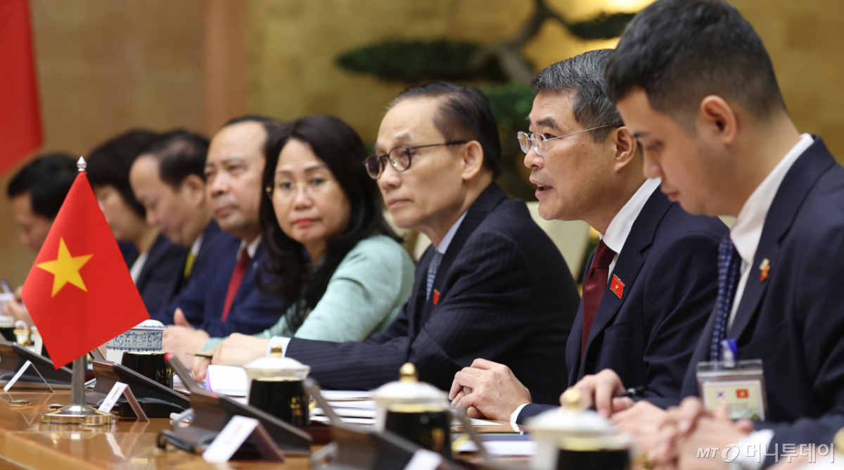 (하노이(베트남)=뉴스1) 이재명 기자 = 레 민 흥 베트남 총리가 23일(현지시간) 하노이 총리실에서 국빈 방문 중인 이재명 대통령과 면담하고 있다. 2026.4.23/뉴스1  Copyright © 뉴스1. All rights reserved. 무단 전재 및 재배포,  AI학습 이용 금지. /사진=(하노이(베트남)=뉴스1) 이재명 기자