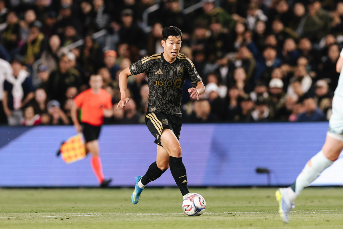 손흥민이 23일 오전 11시 30분(한국시간) 미국 LA의 BMO 스타디움에서 열린 미국 메이저리그사커(MLS) 9라운드 경기 중 드리블을 시도하고 있다. /사진=LAFC 공식 사회관계망서비스(SNS)