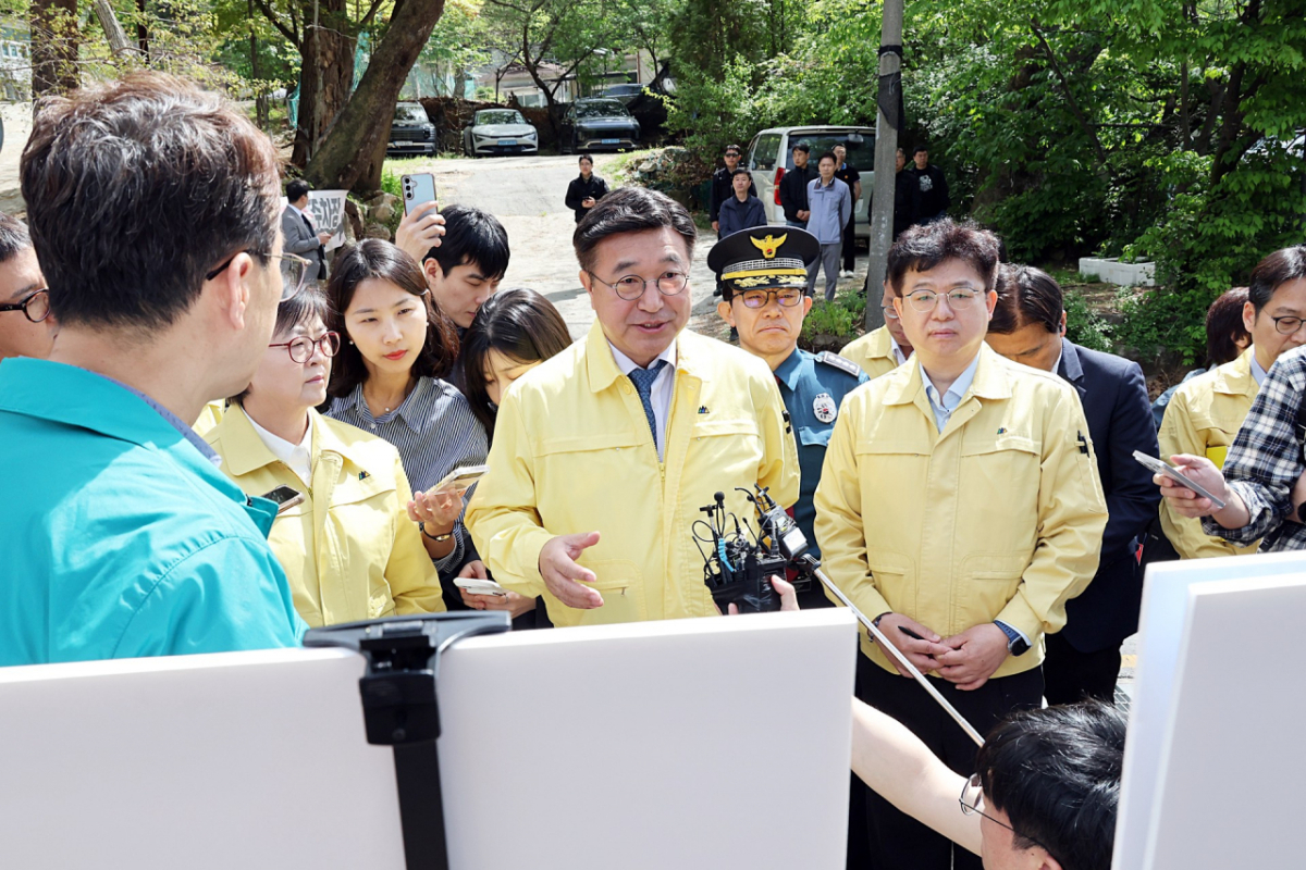 윤호중 행정안전부 장관(가운데)이 23일 오전 서울 우이동 인수천 인근 하천-계곡 불법 점용시설 정비실태 현장을 점검하고 있다. /사진제공=행정안전부
