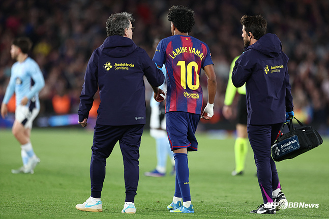 경기장을 빠져 나가는 라민 야말(가운데). /AFPBBNews=뉴스1