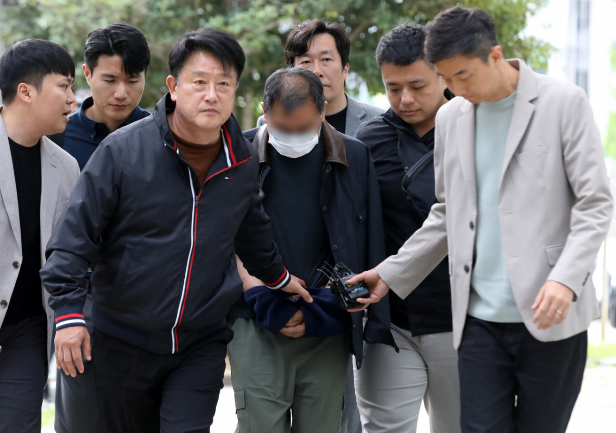 민주노총 공공운수노조 화물연대 집회 현장에서 차량을 몰고 경찰에 돌진한 조합원 60대 B씨가 23일 경남 진주 창원지방법원 진주지원에서 열린 구속 전 피의자 심문(영장실질심사)에 출석하고 있다. /사진=뉴스1 