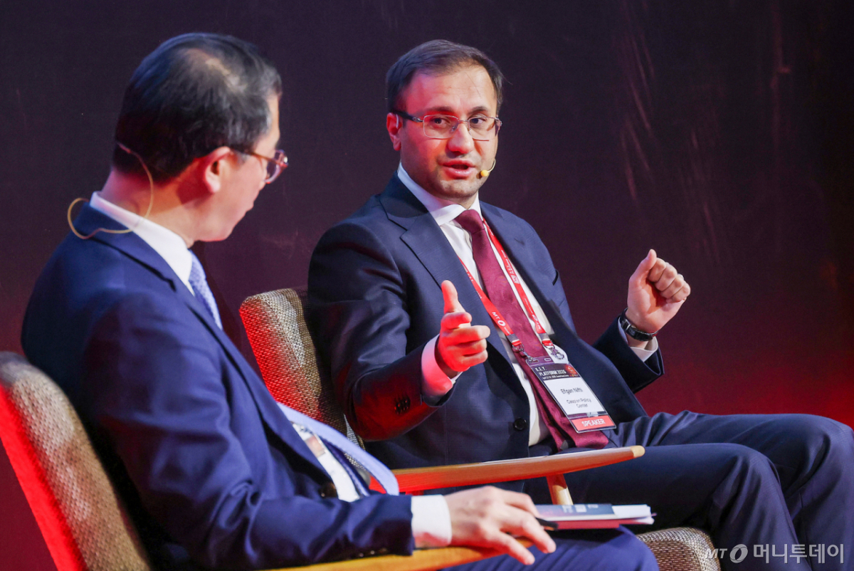 에프간 니프티 카스피안 정책 센터 대표(오른쪽)가 23일 영등포구 콘래드 서울에서 머니투데이 주최로 진행된 '2026 키플랫폼' 개막총회 '패권 제로의 시대: Lean 네이티브 AI 한국 제조업 진화의 키'에서 'K-슈퍼 생산성 패러다임의 확장: 문명의 교차로 확보 전략'에 대해 발언을 하고 있다. /사진=김창현 기자 chmt@