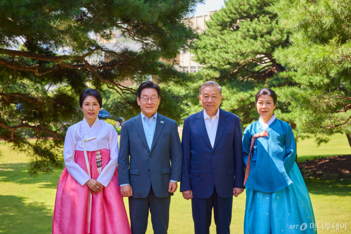 (서울=뉴스1) 이재명 기자 = 이재명 대통령과 부인 김혜경 여사가 12일 청와대 상춘재에서 국빈 방한한 또 럼 베트남 당서기장, 응오 프엉 리 여사와 기념촬영을 하고 있다. (대통령실 제공. 재판매 및 DB금지) 2025.8.12/뉴스1  Copyright © 뉴스1. All rights reserved. 무단 전재 및 재배포,  AI학습 이용 금지. /사진=(서울=뉴스1) 이재명 기자