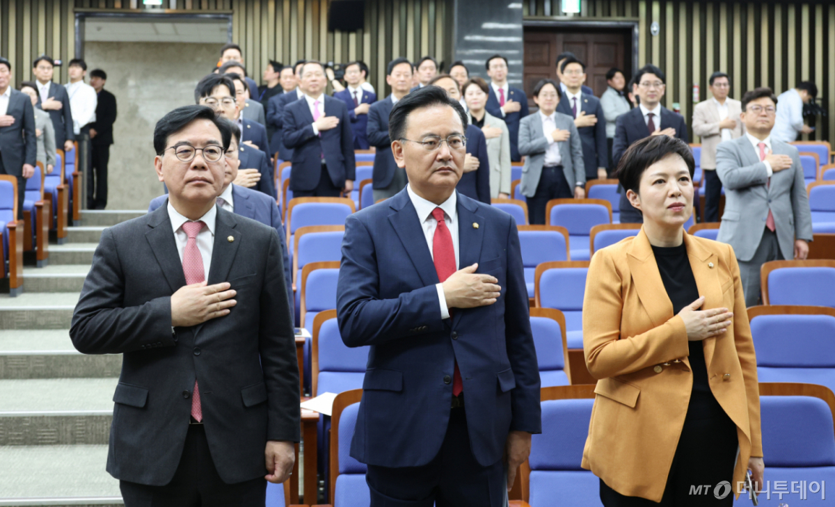 [서울=뉴시스] 김금보 기자 = 송언석 국민의힘 원내대표가 23일 서울 여의도 국회에서 열린 의원총회에서 국민의례를 하고 있다. 2026.04.23. kgb@newsis.com /사진=김금보