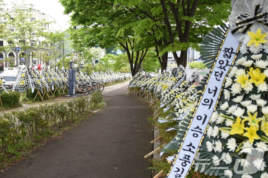 23일 해든이 학대 살해 사건 선고를 앞두고 광주지법 순천지원 앞에 추모화환이 놓여져있다. /사진=뉴스1