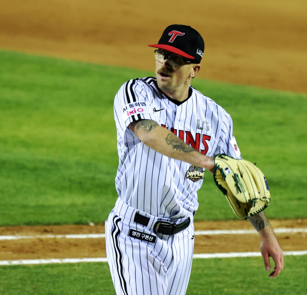 LG 트윈스 라클란 웰스가 22일 잠실야구장에서 열린 2026 신한 SOL KBO리그 한화 이글스전에서 실점 없이 8회를 마친 뒤 기뻐하고 있다. /사진=강영조 선임기자