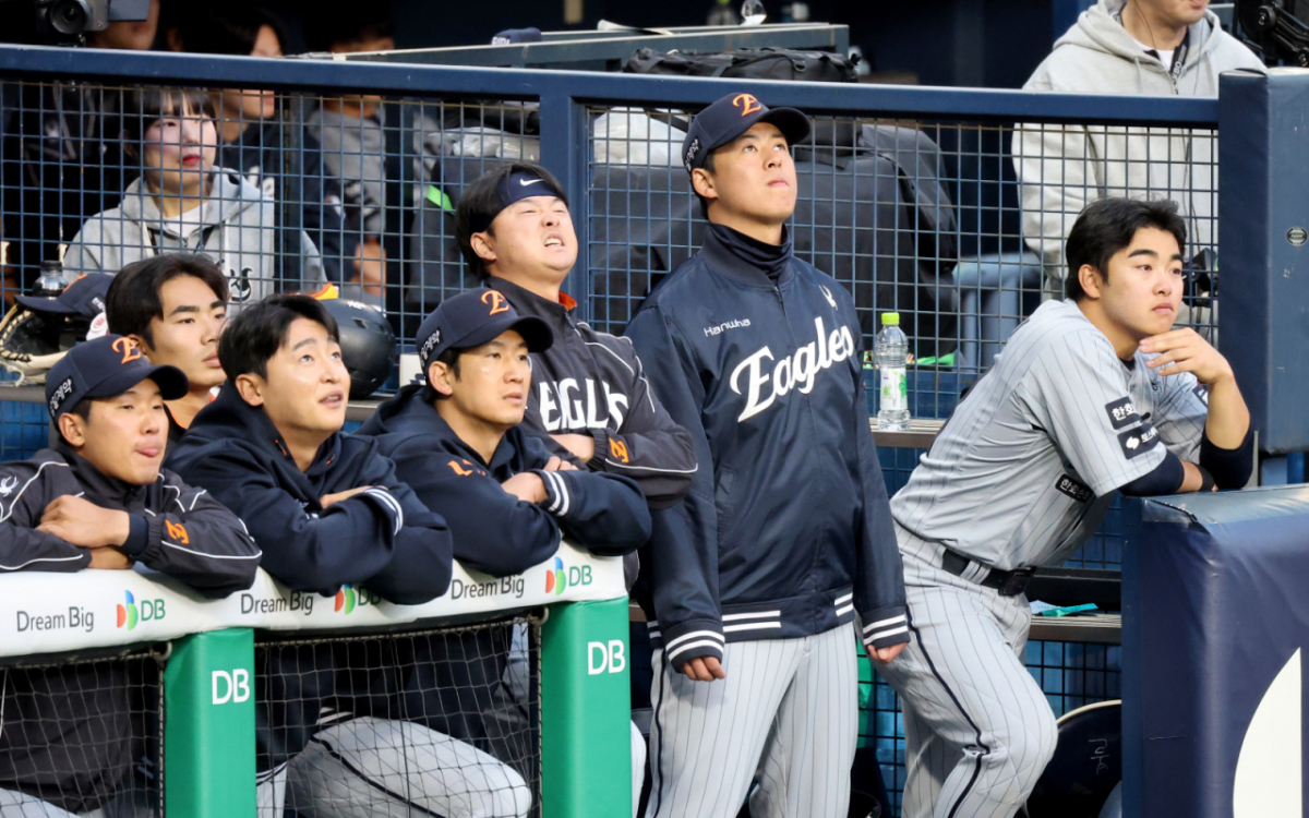 한화 노한화 이글스 노시환(오른쪽에서 2번째)이 지난 22일 잠실야구장에서 열리는 2026 신한 SOL KBO리그 LG 트윈스전 도중 동료들의 플레이를 지켜보고 있다. /사진=강영조 선임기자