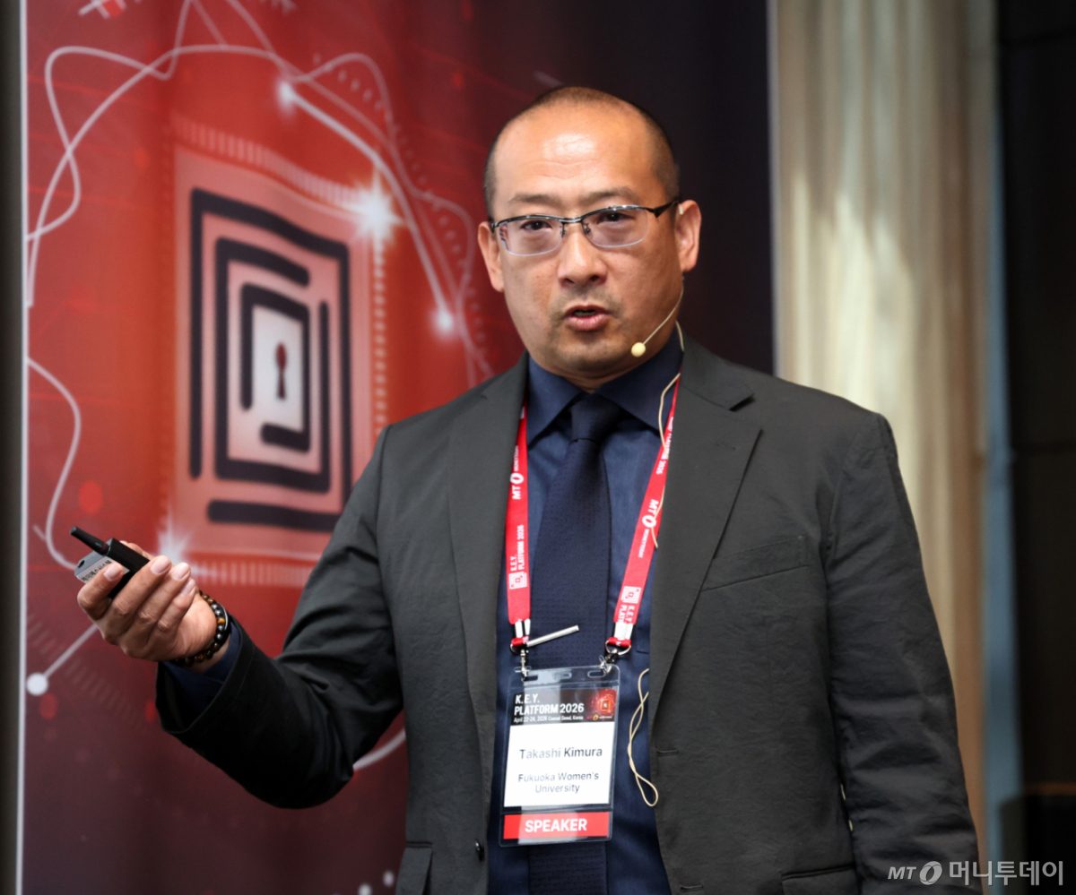 기무라 다카시 후쿠오카여자대학교 교수가 23일 영등포구 콘래드 서울에서 머니투데이 주최로 진행된 '2026 키플랫폼' 특별세션 '한일, 생존의 연대: 공통의 압박, 공동의 전략'에서 '갈등의 기억, 협력의 미래 - 전략 공조 시대, 한일 시민사회의 협력적 토대'에 대해 발표하고 있다. /사진=이기범 기자 leekb@