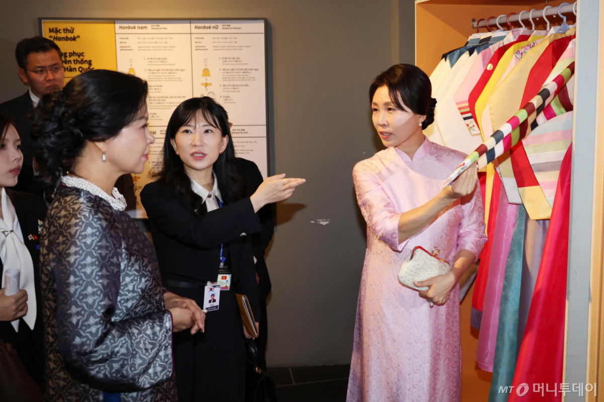 [하노이=뉴시스] 고범준 기자 = 김혜경 여사와 또 럼 베트남 당 서기장 겸 국가주석 부인 응오 프엉 리 여사가 23일(현지 시간) 베트남 하노이 민족학 박물관에서 열린 친교 일정에서 한복 전시품을 관람하고 있다.  김 여사가 착용한 옷은 응오 프엉 리 여사가 선물한 베트남 전통 의상 아오자이다. 2026.04.23. bjko@newsis.com /사진=