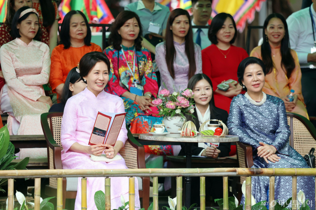 [하노이=뉴시스] 고범준 기자 = 김혜경 여사와 또 럼 베트남 당 서기장 겸 국가주석 부인 응오 프엉 리 여사가 23일(현지 시간) 베트남 하노이 민족학 박물관에서 열린 친교 일정에서 공연 관람을 하고 있다.  김 여사가 착용한 옷은 응오 프엉 리 여사가 선물한 베트남 전통 의상 아오자이다. 2026.04.23. bjko@newsis.com /사진=