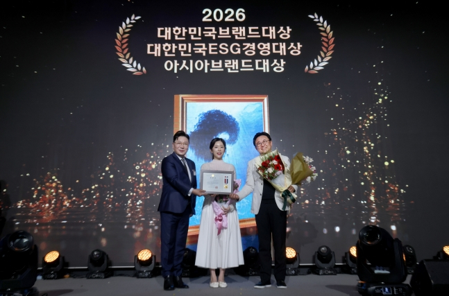 PBA가 22일 '2026 대한민국브랜드대상·ESG경영대상·아시아브랜드대상' 시상식에서 스포츠부문 대상을 수상했다. 장상진 PBA 부총재(오른쪽)와 정수빈(가운데)이 수상을 위해 참석해 조세현 한국브랜드협회장과 기념 촬영을 하고 있다. /사진=PBA 제공