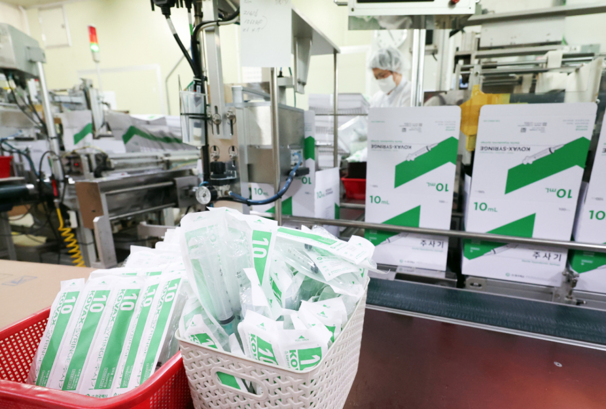 지난 15일 경기도 안산시 단원구 한국백신 공장에서 완성된 주사기 포장작업이 진행되고 있다.(공동취재)  2026.4.15/사진= 뉴스1