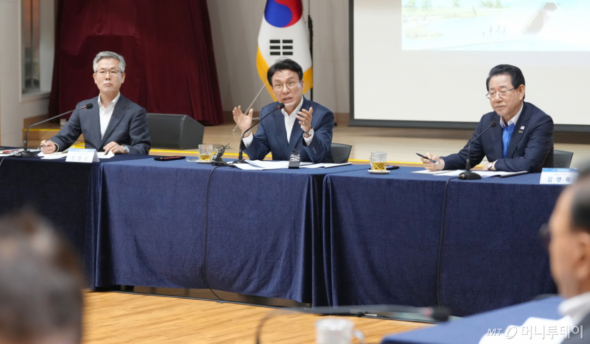 김민석 국무총리가 23일 여수시청소년해양교육원 대강당에서 2026여수세계섬박람회 준비상황을 점검하고 있다. /사진=뉴스1