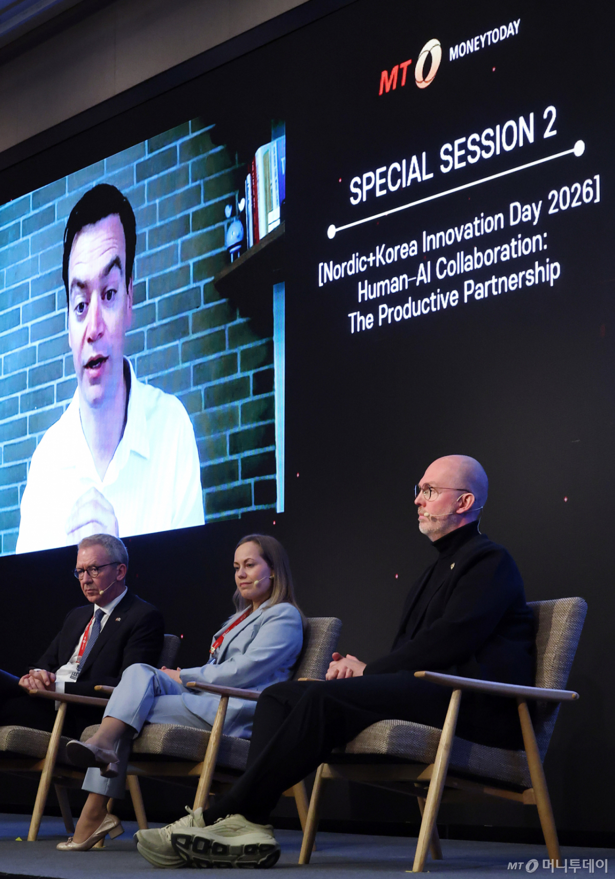 이다르 크뢰이처 노르웨이 기업연합 특별고문, 이다 레데캐미 AI 핀란드 COO, 안데르스 빌레쇠 벡 유니버설 로봇 부사장(화상통화), 스테판 벤딘 RISE 스웨덴 국립연구원 지능형 시스템 부문장이 23일 영등포구 콘래드 서울에서 머니투데이 주최로 진행된 '2026 키플랫폼' 특별세션2 기조발표 '일의 미래: 주도적으로 설계하는 새로운 일의 방식'에서 토론을 하고 있다. /사진=김창현 기자 chmt@