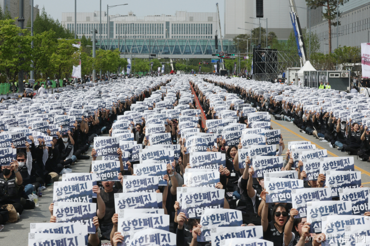 (평택=뉴스1) 김영운 기자 = 23일 경기 평택시 고덕동 삼성전자 평택캠퍼스에서 열린 삼성전자 노동조합 공동투쟁본부 '4·23 투쟁 결의대회'에서 조합원들이 구호를 외치고 있다. 2026.4.23/뉴스1  Copyright © 뉴스1. All rights reserved. 무단 전재 및 재배포,  AI학습 이용 금지. /사진=(평택=뉴스1) 김영운 기자