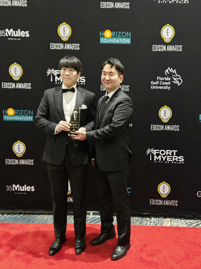(왼쪽부터) 나비프라의 정민국 CTO(최고기술책임자)와 채유성 수석이  '2026 에디슨 어워즈(Edison Awards)' 엔지니어링 및 로보틱스 부문에서 금상을 수상한 뒤 기념촬영을 하고 있다. /사진제공=나비프라