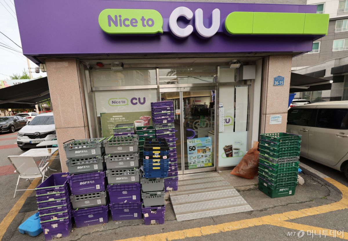 (광주=뉴스1) 박지현 기자 = 23일 CU 화물연대 파업으로 광주 북구에 위치한 한 CU 편의점 앞에 공병을 받은 박스가 쌓여 있다. 2026.4.23/뉴스1  Copyright © 뉴스1. All rights reserved. 무단 전재 및 재배포,  AI학습 이용 금지. /사진=(광주=뉴스1) 박지현 기자