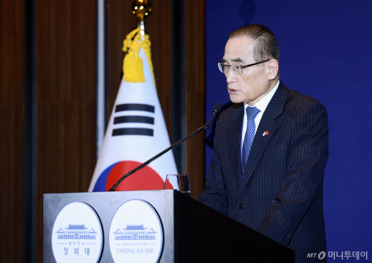 (하노이(베트남)=뉴스1) 이재명 기자 = 위성락 국가안보실장이 23일(현지시간) 베트남 하노이의 한 호텔에 마련된 한국프레스센터에서 이재명 대통령 순방 관련 브리핑을 하고 있다. 2026.4.23/뉴스1  Copyright © 뉴스1. All rights reserved. 무단 전재 및 재배포,  AI학습 이용 금지. /사진=(하노이(베트남)=뉴스1) 이재명 기자