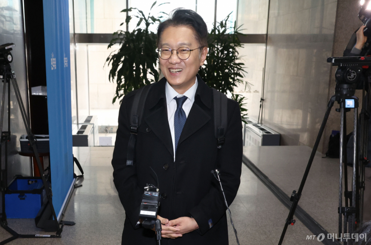 [서울=뉴시스] 조성봉 기자 = 김남준 전 대통령비서실 대변인이 24일 오전 서울 여의도 국회에서 정청래 더불어민주당 대표와 면담을 마치고 취재진의 질문에 답변하고 있다. 2026.02.24. suncho21@newsis.com /사진=조성봉