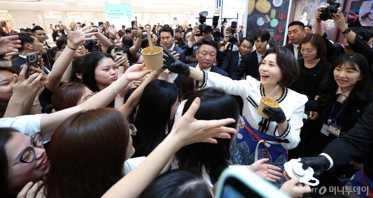 [하노이=뉴시스] 고범준 기자 = 김혜경 여사가 23일(현지 시간) 베트남 하노이 서호 롯데몰에서 열린 K-문화관광대전에서 참석자들에게 비빔밥을 나눠주고 있다. 2026.04.23. bjko@newsis.com /사진=