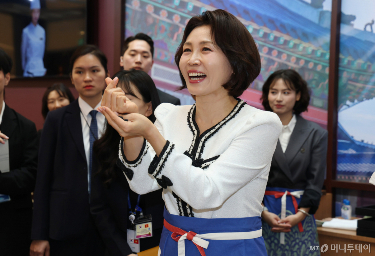 [하노이=뉴시스] 고범준 기자 = 김혜경 여사가 23일(현지 시간) 베트남 하노이 서호 롯데몰에서 열린 K-문화관광대전에서 하트를 그려보이고 있다. 2026.04.23. bjko@newsis.com /사진=고범준