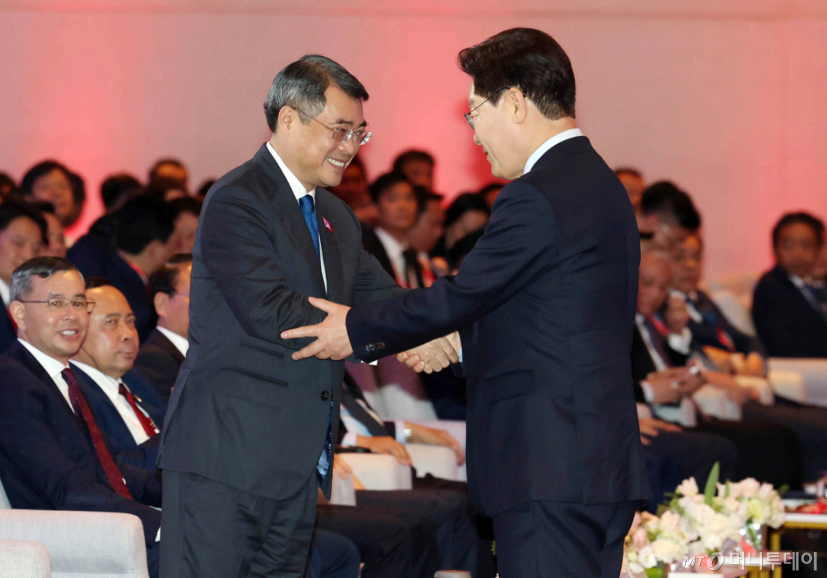 [하노이=뉴시스] 고범준 기자 = 이재명 대통령이 23일(현지 시간) 베트남 하노이 한 호텔에서 열린 한-베트남 비즈니스 포럼에서 축사를 마친 뒤 레 밍 흥 총리와 악수하고 있다. 2026.04.23. bjko@newsis.com /사진=최동준