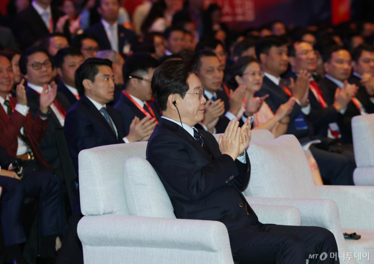 (하노이(베트남)=뉴스1) 이재명 기자 = 베트남을 국빈방문중인 이재명 대통령이 23일(현지시간) 하노이 한 호텔에서 열린 한-베트남 비즈니스 포럼에 참석해  최태원 대한상공회의소 회장겸 SK 회장의 발언에 박수를 치고 있다. 2026.4.23/뉴스1  Copyright © 뉴스1. All rights reserved. 무단 전재 및 재배포,  AI학습 이용 금지. /사진=(하노이(베트남)=뉴스1) 이재명 기자