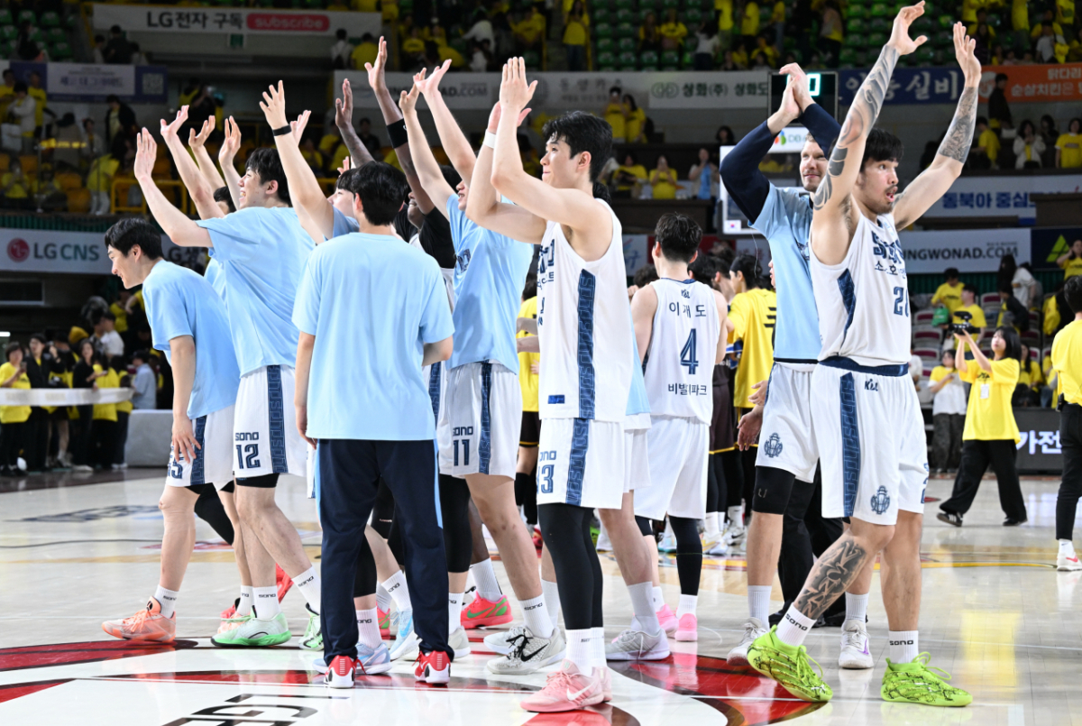 고양 소노 선수들이 23일 창원체육관에서 열린 창원 LG와의 4강 플레이오프 승리 후 기뻐하고 있다. /사진=KBL 제공