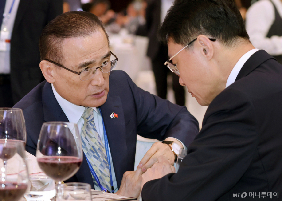 [하노이=뉴시스] 고범준 기자 = 위성락(왼쪽) 국가안보실장과 이규연 홍보소통수석이 22일(현지 시간) 베트남 하노이 한 호텔에서 열린 동포 오찬 간담회에서 대화하고 있다. 2026.04.22. bjko@newsis.com /사진=