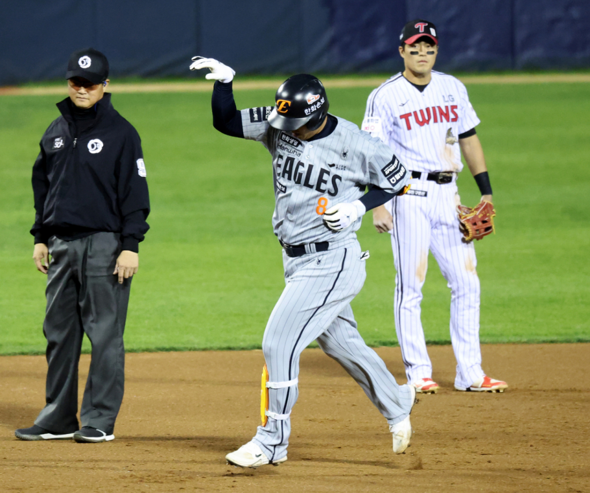 한화 이글스 노시환(가운데)이 23일 잠실구장에서 열리는 LG 트윈스와 2026 신한 SOL KBO리그 홈경기에 4번 타자 3루수로 선발 출전해 팀이 1-2로 끌려가던 4회초 동점 솔로 홈런을 터뜨리고  등 팀 승리를 이끈 뒤 세리머니를 하고 있다. /사진=강영조 선임기자