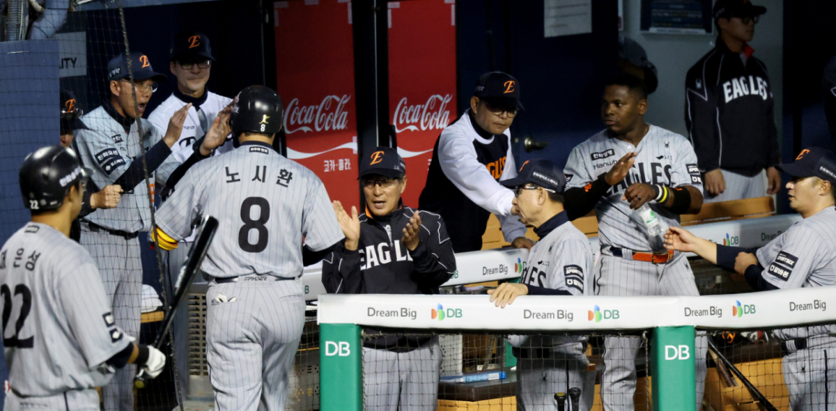 한화 이글스 노시환(왼쪽에서 4번째)이 23일 잠실구장에서 열리는 LG 트윈스와 2026 신한 SOL KBO리그 홈경기에 4번 타자 3루수로 선발 출전해 팀이 1-2로 끌려가던 4회초 동점 솔로 홈런을 터뜨리고  환영을 받으며 더그아웃에 들어서고 있다. /사진=강영조 선임기자