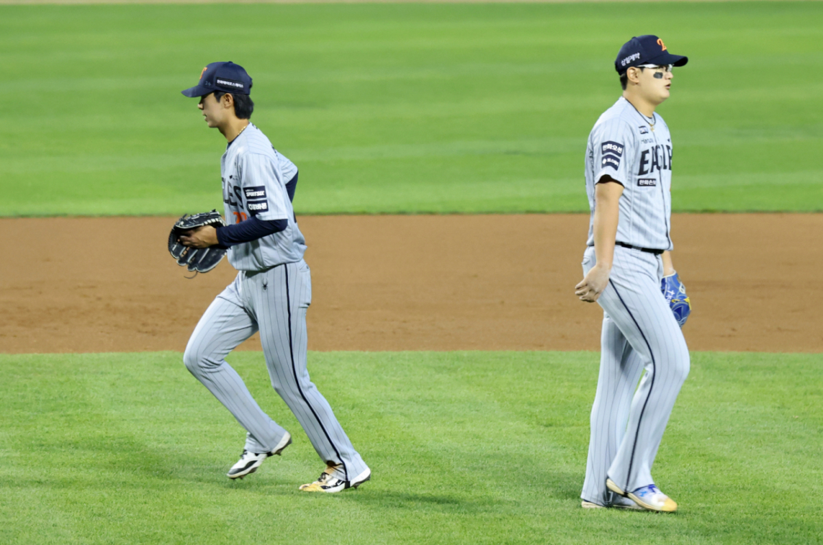한화 이글스 황준서(왼쪽)가 23일 잠실야구장에서 열린 2026 신한 SOL KBO리그 LG 트윈스와 방문경기에서 3회말 김서현에게 공을 넘기고 마운드에서 물러나고 있다. /사진=강영조 선임기자