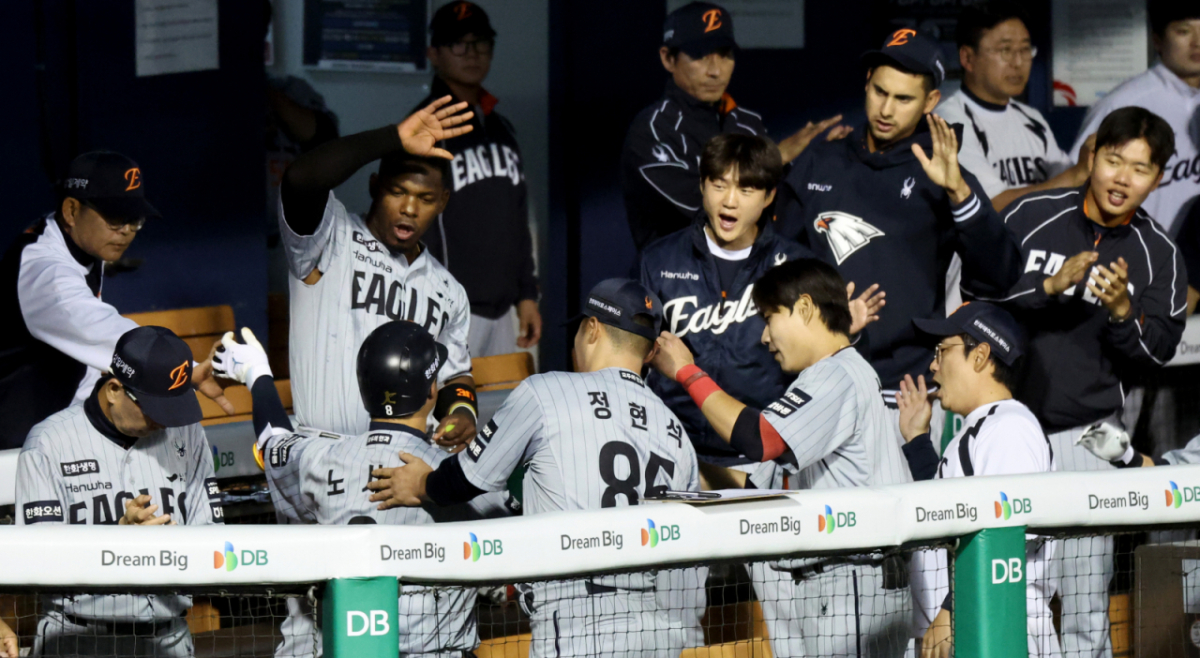 한화 이글스 노시환(왼쪽에서 2번째)이 23일 잠실야구장에서 열린 2026 신한 SOL KBO리그 LG 트윈스와 방문경기에서 4회초 함덕주를 상대로 동점 홈런을 터뜨린 뒤 더그아웃에서 동료들의 환영을 받고 있다. /사진=강영조 선임기자