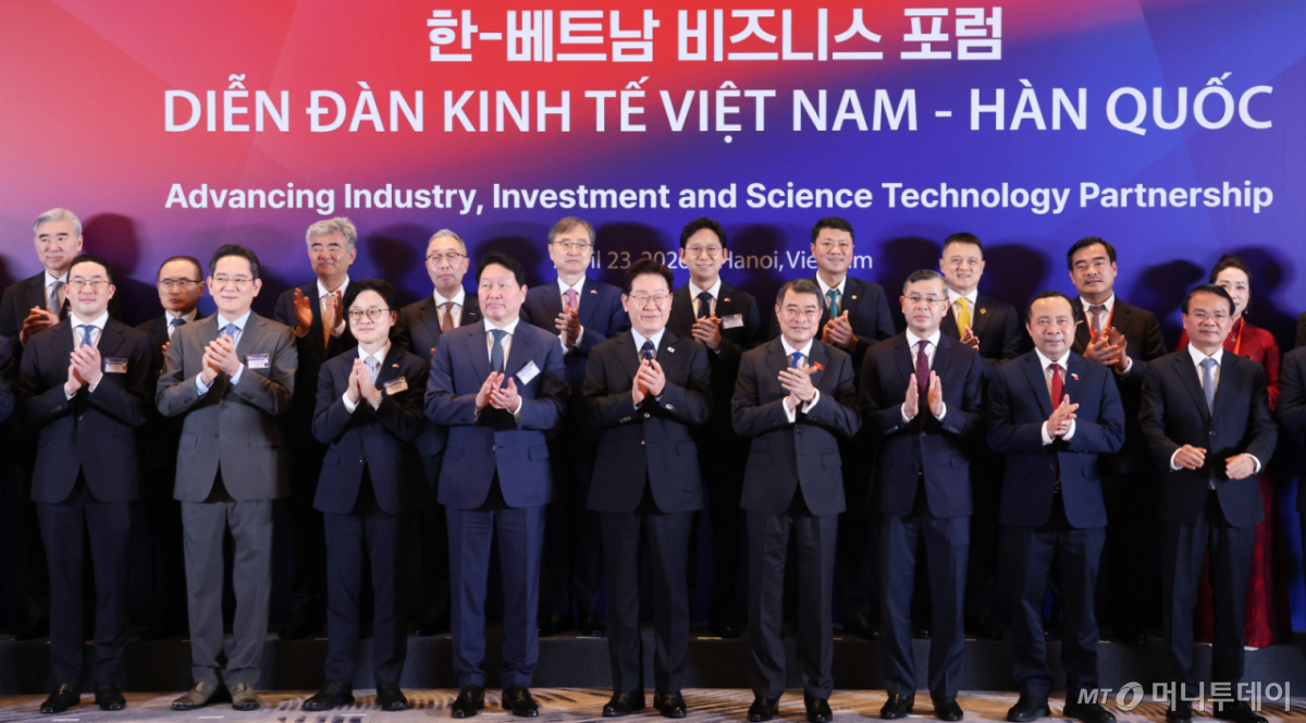 [하노이=뉴시스] 고범준 기자 = 이재명 대통령이 23일(현지 시간) 베트남 하노이 한 호텔에서 한-베트남 비즈니스 포럼에 앞서 열린 사전 간담회에서 참석자들과 기념촬영을 하고 있다. 2026.04.23. bjko@newsis.com /사진=