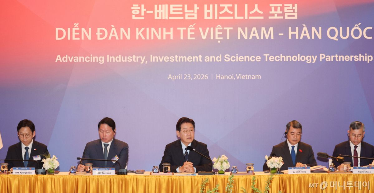 [하노이=뉴시스] 고범준 기자 = 이재명 대통령이 23일(현지 시간) 베트남 하노이 한 호텔에서 한-베트남 비즈니스 포럼에 앞서 열린 사전 간담회에서 발언하고 있다. 2026.04.23. bjko@newsis.com /사진=